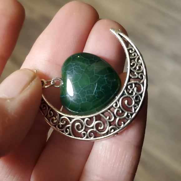 New Carved Heart Shaped Green Dragon Veins Agate Crescent Moon Silver Pendant. - Picture 6 of 7